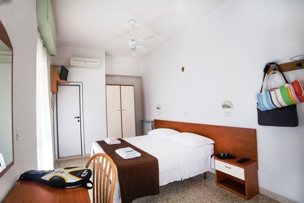 Hotel Nuovo Fiore Каттолика Экстерьер фото